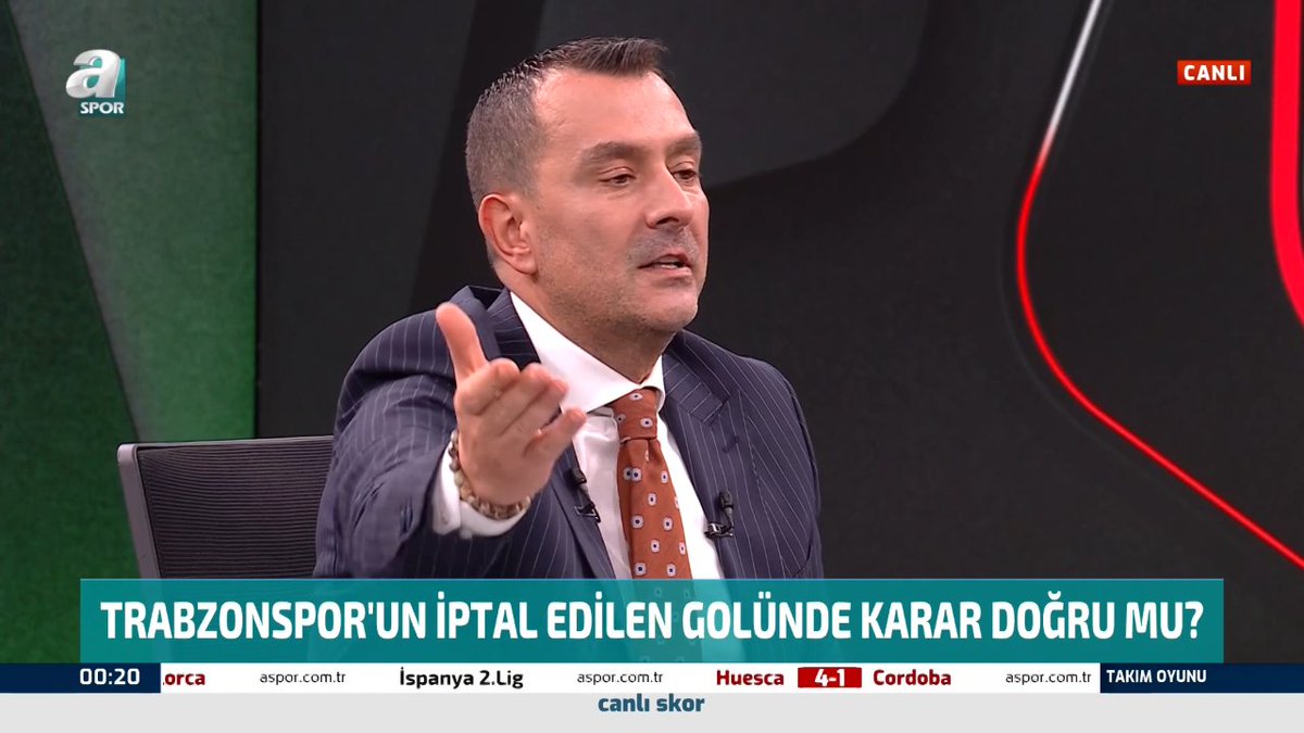 🎙️ @UlasUgras Özdemir: Gaziantep FK - Trabzonspor maçının VAR hakemi Erkan Engin kim? Sütçü! Sakarya'da bir süt fabrikasının müdürü. Sen git gerçek mesleğini yap. Süt işinde daha iyisin ki seni orada müdür yapmışlar. Senin burada ne işin var? #GFKvTS