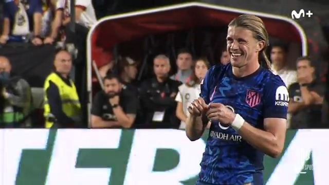 Todos sufriendo porque pensábamos que se había hecho daño, y el tío se tira al suelo por el moño. ÍDOLO. FAN. ¡Que grande por favor 😂!