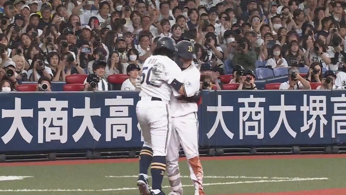 オリックス #西野真弘 選手がセンター方向へ鋭い3ベースヒットを放ち、代走に #小田裕也 選手が登場‼️ 同期入団の2人は熱いハグを交わし、球場からも大きな拍手が湧きます👏 #Bs2024 #ありがとう小田さん 👇ライブ配信はこちら！