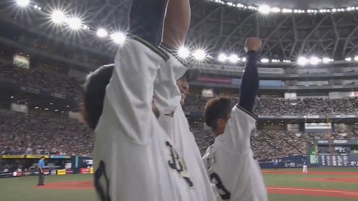 オリックス #杉本裕太郎 選手の代打2ランホームラン‼️🌈 ベンチで迎えた #安達了一 選手 #小田裕也 選手と一緒に焦点ポーズ✊ #Bs2024 👇ライブ配信はこちら！