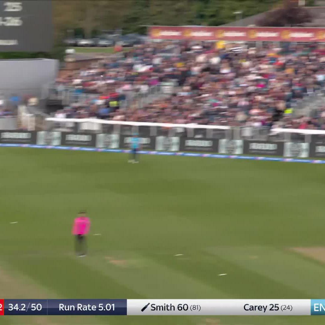 That is OUTRAGEOUS 😱 Smith's reaction says it all... 🏴󠁧󠁢󠁥󠁮󠁧󠁿 #ENGvAUS 🇦🇺 | Brydon Carse
