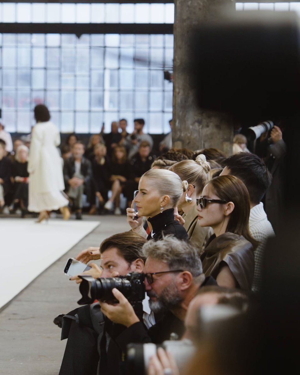 Get your front-row pass and discover Tod's special guests attending the Spring-Summer 2025 Fashion Show. #TodsSS25 #Tods