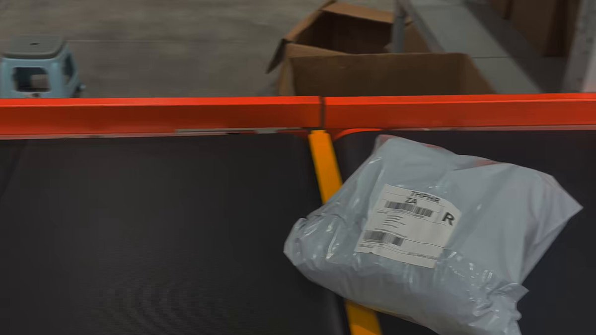 I’ve heard a lot of people say that dropshipping is like a roller coaster and not a sustainable business. But in reality, I’ve seen many of my clients maintain consistent orders for over a year, and even 3-4 years. I noticed they all have 3 things in common: 1. Have a solid supply chain to ensure good product quality and fast delivery. 2. Have a smart product strategies, constantly upgrading their products through customization and other methods. 3. Have a positive mindset for solving problems, along with patience and persistence.