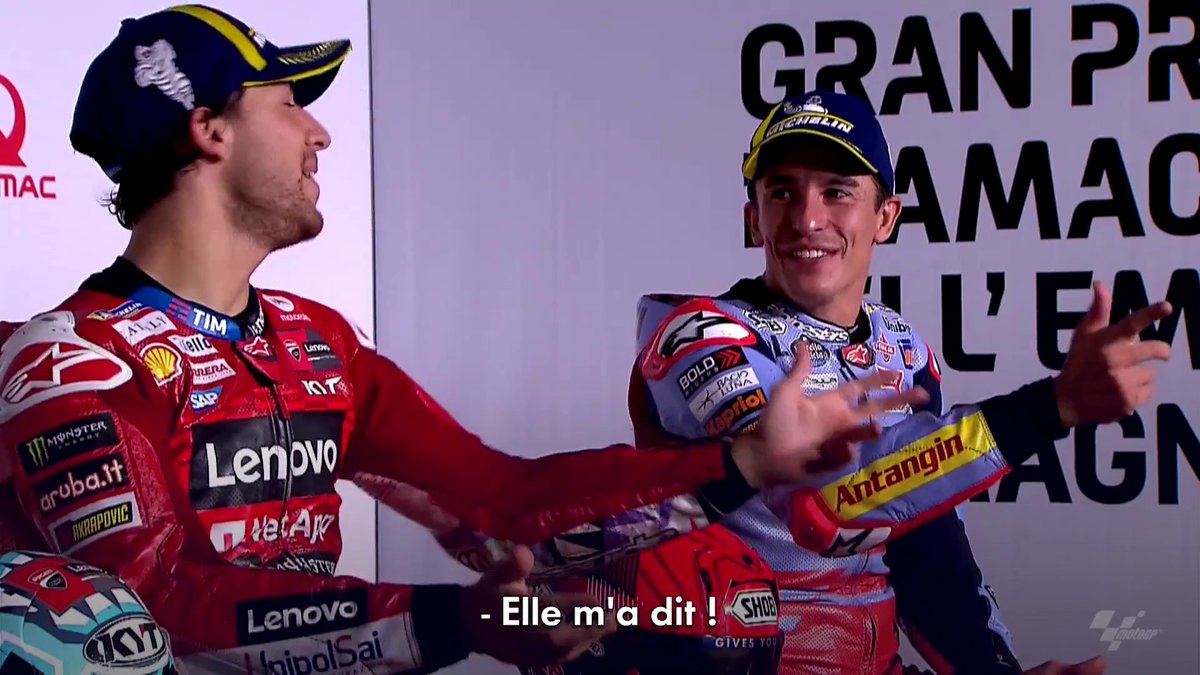 Quand Marc Marquez coach Enea Bastianini en anglais ! 🤣 Une conférence de presse agitée après l'arrivée ! Magnifique tacle d'Enea sur un journaliste à la fin 👀 #EmiliaRomagnaGP | #MotoGP