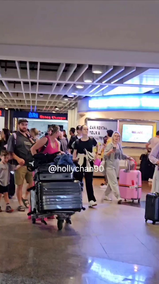 the way haein keep walking behind somin and his gestures telling her to keep walking when she looked at him 😭😭😭 but anyway welcome to bali my two pookies! #LoveNextDoor #JungHaeIn #JungSoMin