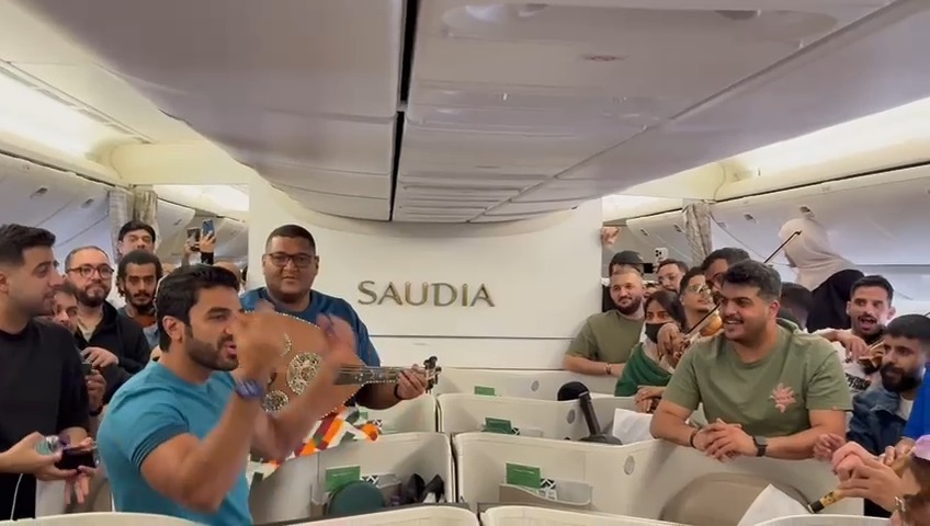 سعدنا اليوم بنقل فرقة الأوركسترا الوطنية والكورال الوطني.. ضمن ضيوف إحدى رحلات #الخطوط_السعودية.. لإحياء حفل روائع الاوركسترا السعودية في مدينة لندن. هيئة الموسيقى