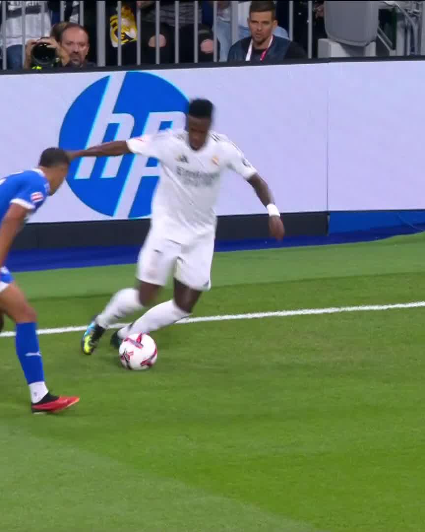 Vinicius Jr with one of the fastest turns I have ever seen wow