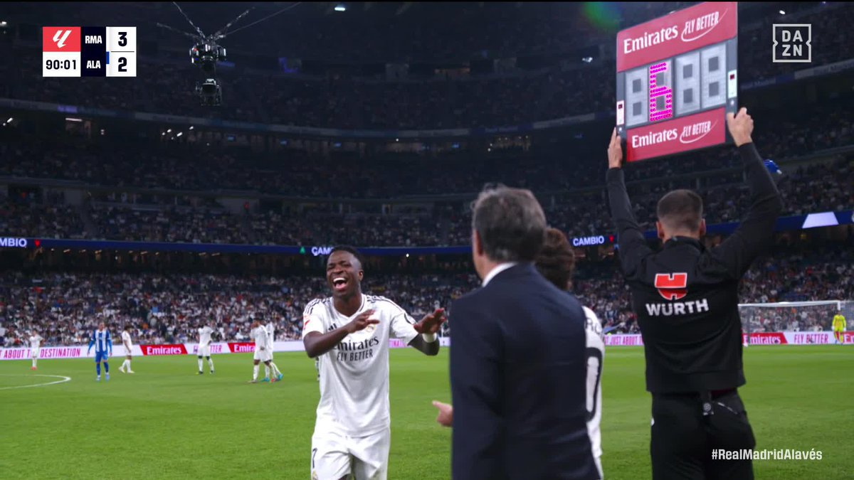 "¿Seis minutos?" 😆 La risa de Vinicius al ver el tiempo el tiempo añadido #LALIGAenDAZN ⚽