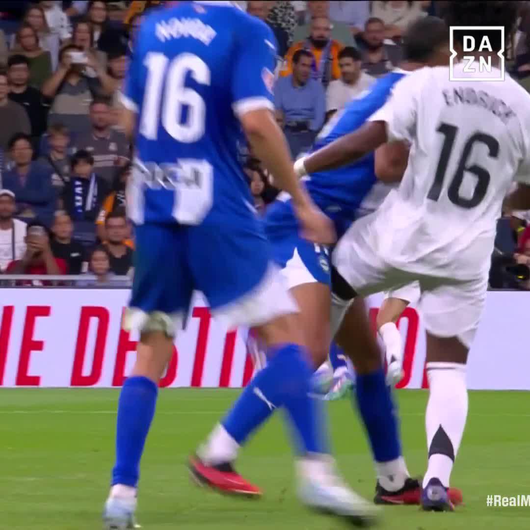 Wieder Mal ist eine Schiri-Entscheidung Thema in einem Spiel von Real - ist Gelb gegen Endrick hier wirklich die richtige Entscheidung? 🤔#DAZNmoment #LaLiga