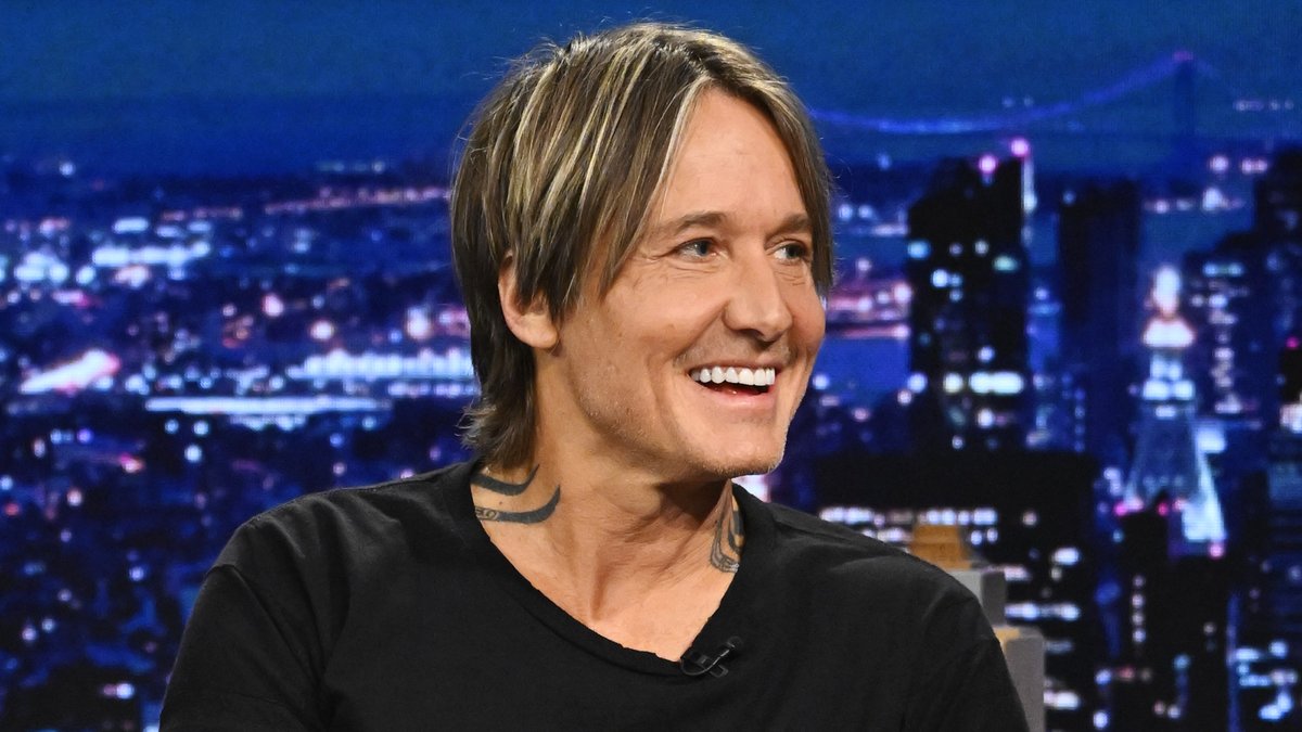 .Keith Urban performs an impromptu version of Sabrina Carpenter’s “Espresso” with a ganjo! 🪕 #FallonTonight
