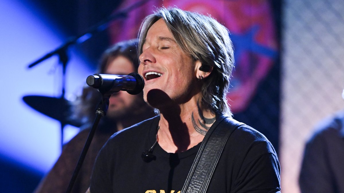 .Keith Urban performs “CHUCK TAYLORS”! Watch the full performance ⬇️ #FallonTonight