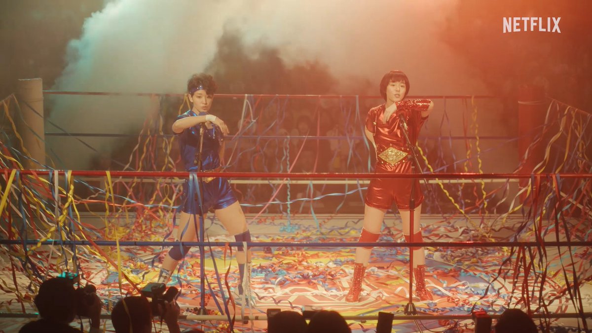 超人気アイドルとなった長与千種（#唐田えりか）とライオネス飛鳥（#剛力彩芽）のタッグ「クラッシュ・ギャルズ」による「炎の聖書」歌唱シーン🔥 大歓声の中、リング上で歌う2人の対照的な表情にも注目！ #極悪女王 #TheQueenofVillains