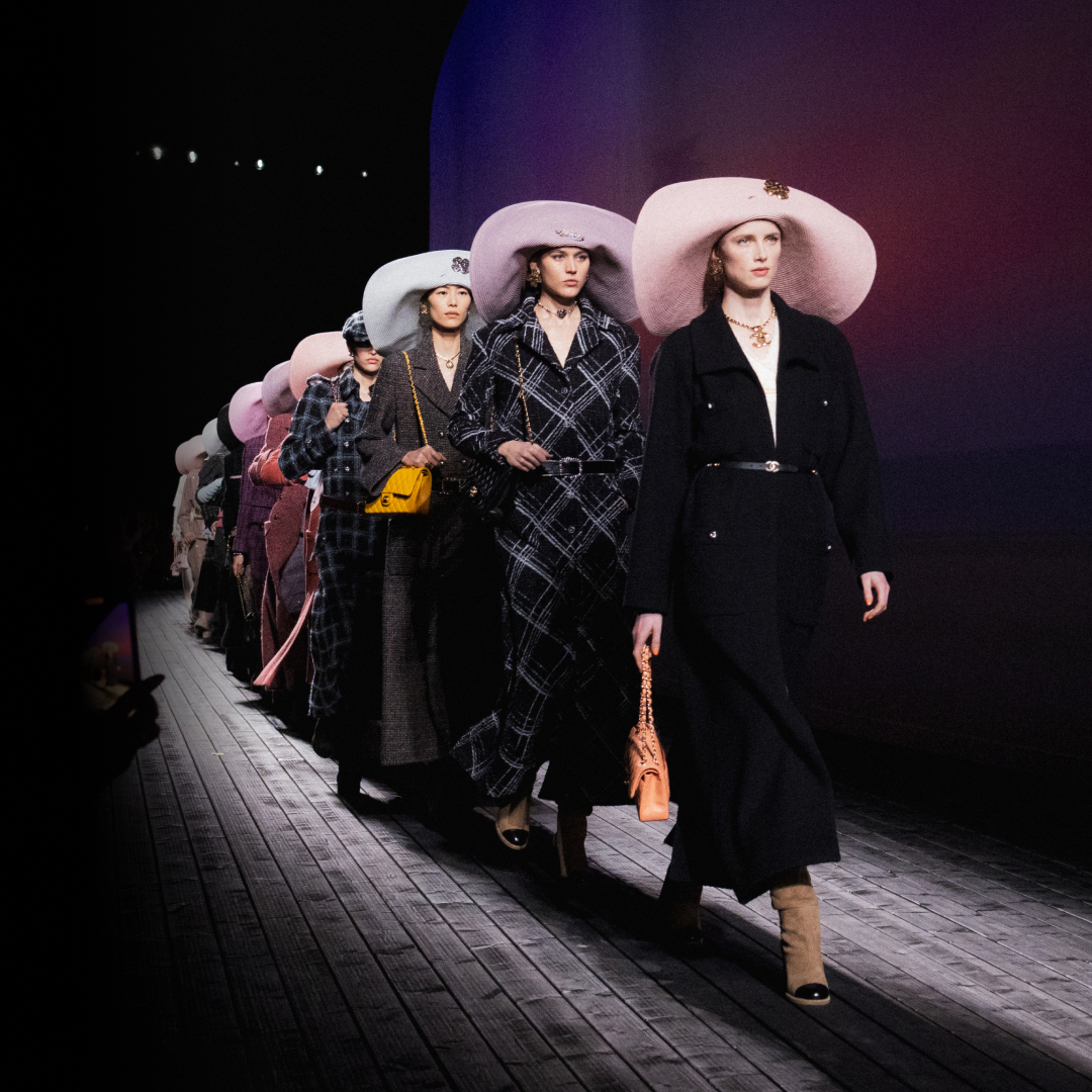 CHANEL 2024/25年秋冬 プレタポルテ コレクション ガブリエル シャネルが生み出すアリュールにインスピレーションを与えた場所、ドーヴィル。CHANEL 2024/25 秋冬 プレタポルテ コレクションは、映画のようにロマンティックなこの街の雰囲気を詩的に解釈しています。 #CHANEL #CHANELFallWinter