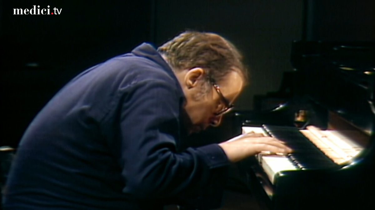 [BIRTHDAY] 🍰✨ Today we celebrate the legendary pianist Glenn Gould, born in 1932! Here, he interpreted the delicate last movement of Bach's Goldberg Variations, Aria da capo. 🍰✨