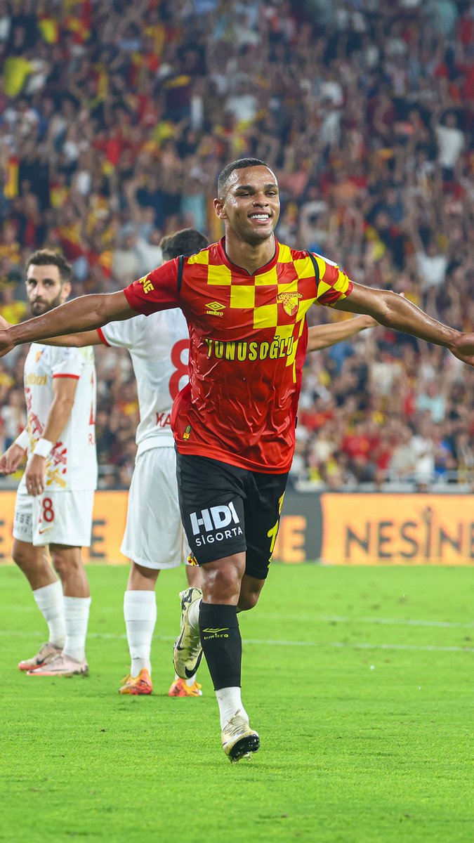 Gürsel Aksel’de sahne onun! 👊 Atom Karınca Juan iş başında! 🐜 #Göztepe #AsırlıkEfsane