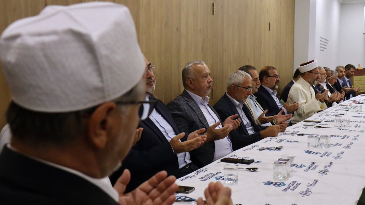 İstanbul Üniversitesi İlahiyat Fakültesi Öğretim Üyesi Prof. Dr. Mustafa Karataş'ın vefat eden kıymetli validesi Elif Karataş teyzemiz için taziye ziyaretinde bulunduk. Vefat eden merhume Elif Karataş teyzemize Allah’tan rahmet, Prof. Dr. Mustafa Karataş hocamıza, ailesine sabır ve başsağlığı diliyorum. Mekânı cennet olsun.