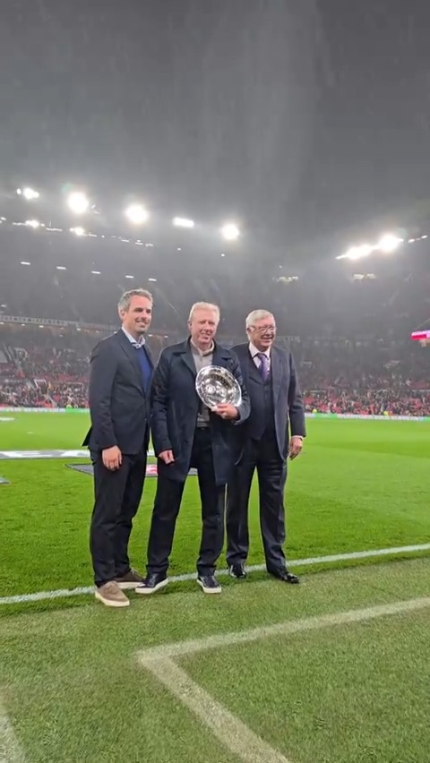 A fine servant to both clubs 🏴󠁧󠁢󠁥󠁮󠁧󠁿🤝🇳🇱 Our former coach Steve McClaren was honoured ahead of kick-off ❤️ #MUFC || #UEL