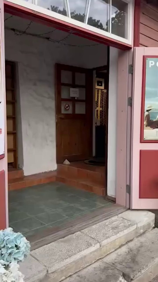 A shop in Estonian Haapsalu doesn’t appreciate Ruzzki mir. Local vatniks are furious.