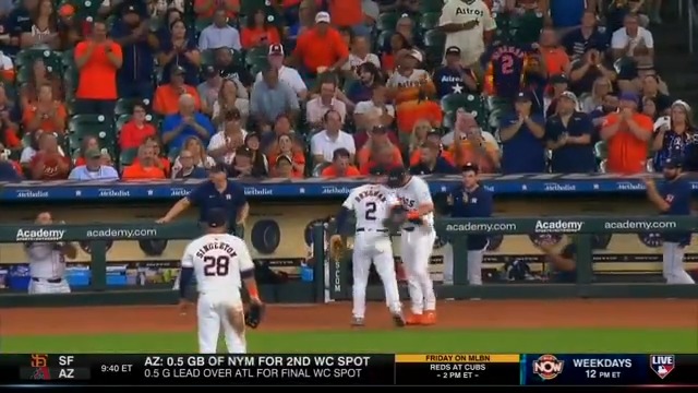 Astros fans give Alex Bregman a warm ovation as he comes off the field for potentially the last time during a regular season home game 👏
