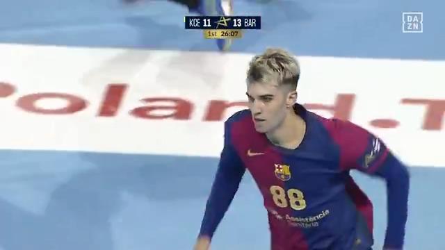 Los genios inventan. Petar Cikusa lo hace ✨ 18 años tiene la criatura #ehfcl #BalonmanoDAZN 🤾🏻‍♂️
