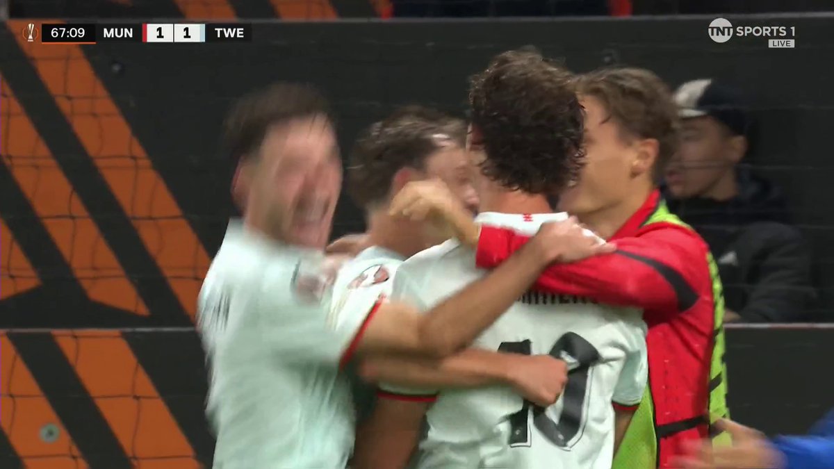 Just look at those celebrations 🔥 Against the run of play, Sam Lammers levels the game up at Old Trafford for FC Twente! 📺 TNT Sports & discovery+ UK