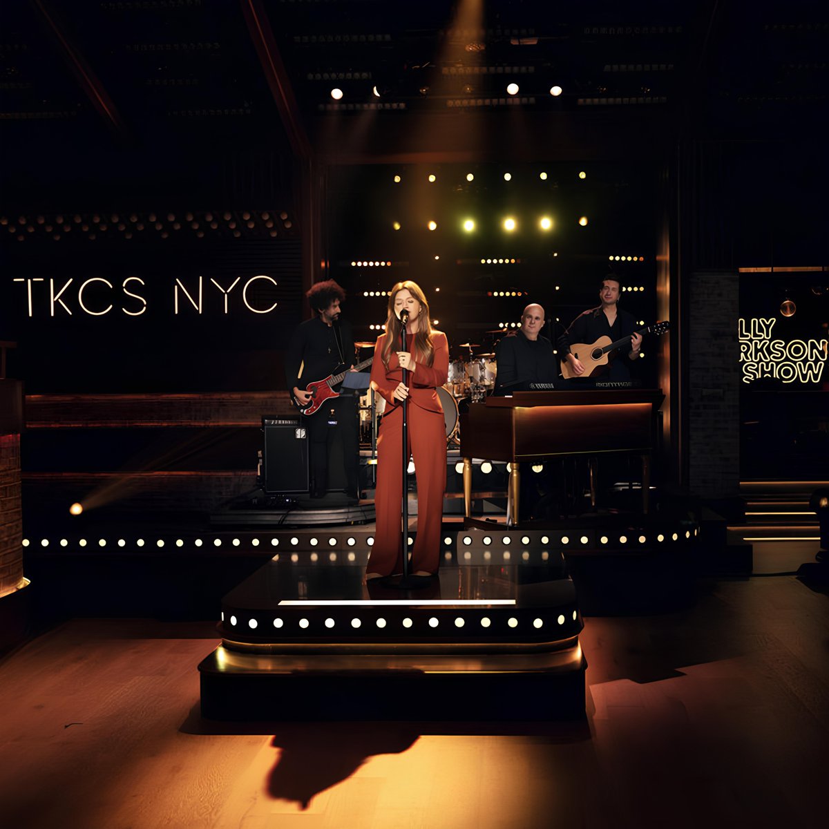Kelly Clarkson is a human jukebox! Chappell Roan better pay attentionโit's the second time this week she got Kelly Clarksoned!!! If I were an artist, Iโd NEVER let Kelly touch my songs ๐ญ
