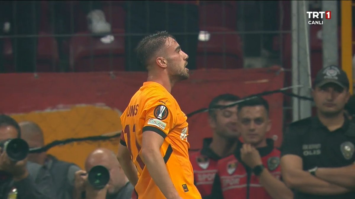 gol olduktan sonra yunus osimhen'e koşuyor, osimhen'de bana değil taraftara git diyor.. daha ne kadar bizi kendine aşık edeceksin be adam