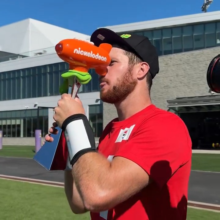N-V-P! N-V-P! Sam Darnold wins this week's Nickelodeon Valuable Player Award. And the coaches take the slime! 📺: NFL on CBS 🏈