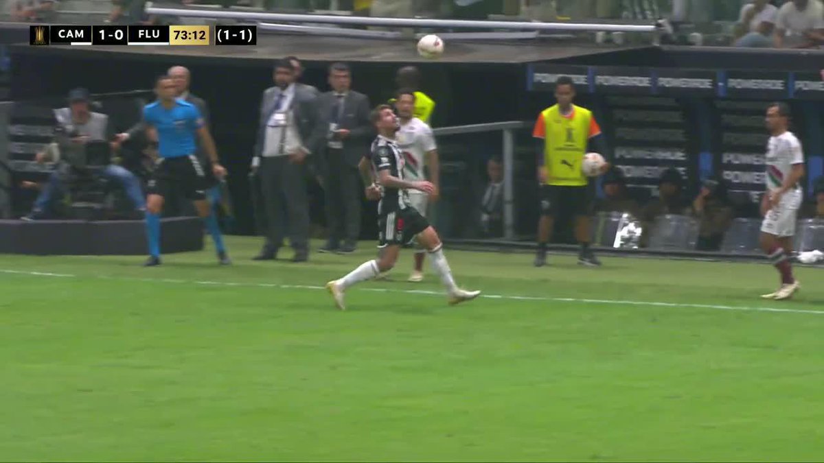 El árbitro es Wilmar Roldán, el mismo que no dudó en echar a Advíncula a los 10 segundos de un partido. Acá iban 30 minutos del segundo tiempo. Qué criterio raro el del árbitro colombiano…