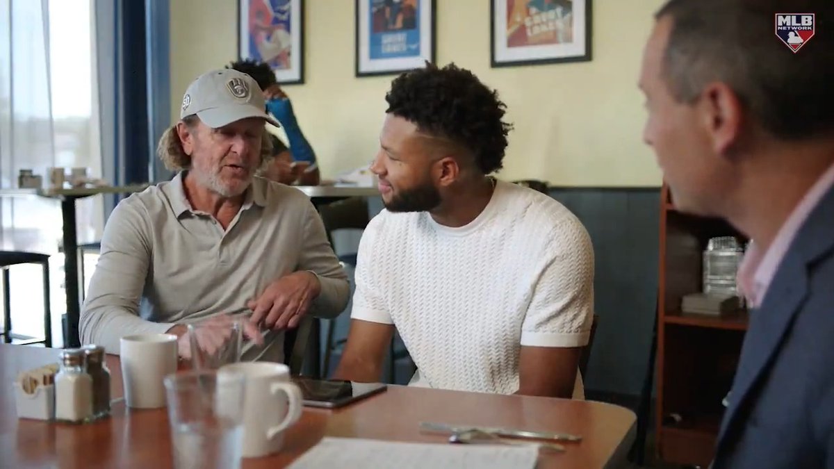 A special moment with Milwaukee Brewers icon Robin Yount looking back on the final out of the 1982 ALCS alongside Jackson Chourio 💛 Tune in to MLB Central tomorrow at 9am ET for Jon Morosi's full sitdown with the Hall of Famer &amp; rookie sensation.