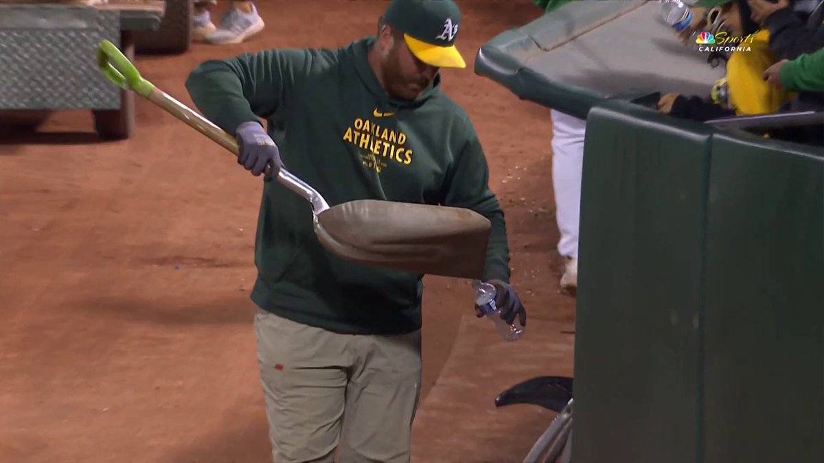 A grounds crew member gives A's fans a piece of the Coliseum they can cherish forever 🥹