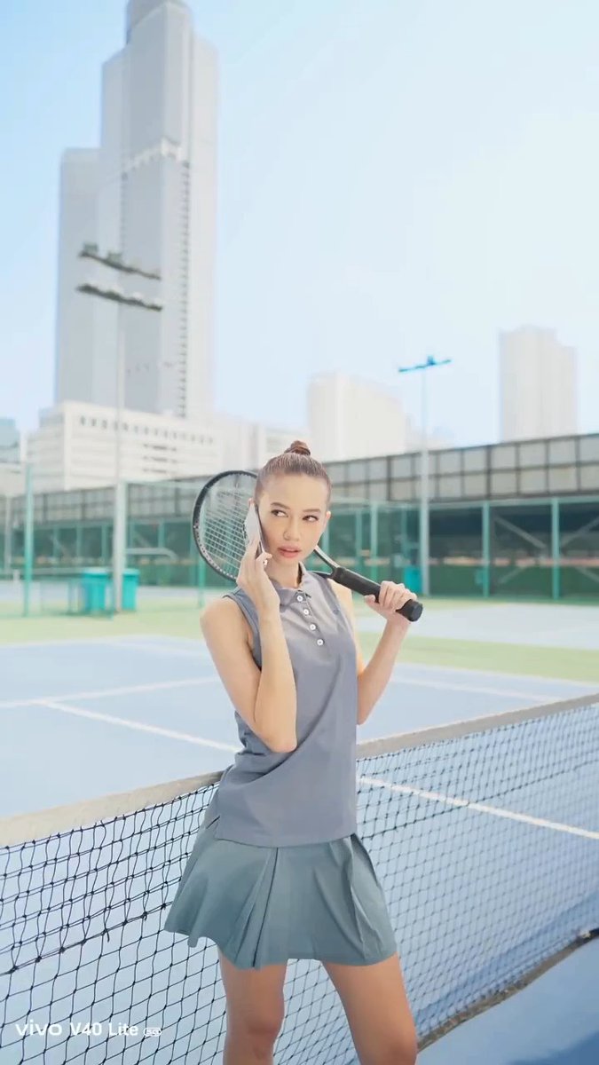 Speed Battle! 80W FlashCharge 🆚 Ball Machine 🎾 Kira-kira dalam waktu 15 menit, berapa banyak bola tennis yang bisa dipukul oleh Yuki A. Kato dan berapa persen baterai #vivoV40Lite bisa ke-charge? #vivoV40Lite #LiteItUp