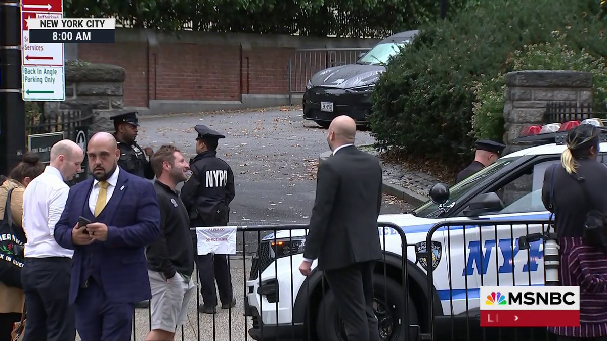 Live: Police outside of Gracie Mansion, NYC Mayor Eric Adams' official residence. Federal agents searched Gracie Mansion early this morning.