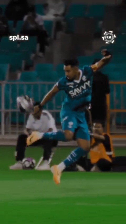 🎙️ حساب دوري روشن السعودي: "يا له من استلام يا سالم." 👌🏼