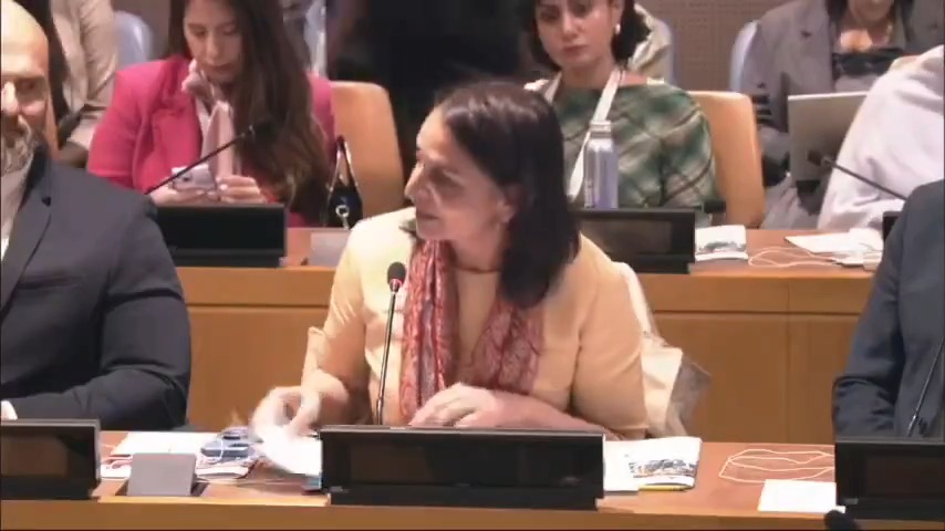 Addressing UN Lesotho's #UNGA side event ft. Queen Masenate Mohato Seeiso🇱🇸 & Prince Harry🇬🇧, UNICEF HIV & AIDS' Anurita Bains highlighted the triple threat facing adolescent girls & young women: 🔵Early pregnancy 🔵New #HIV infections 🔵GBV WATCH📽️⬇️ #EndAIDS2030