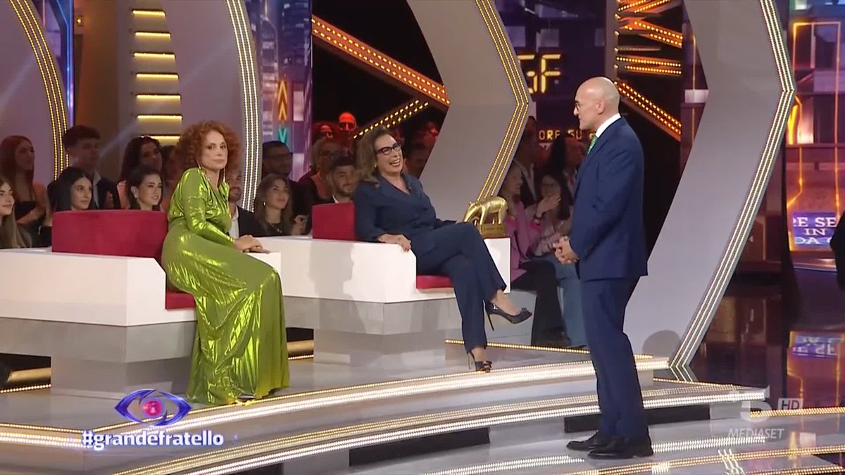 Scintille tra le opinioniste... e il Tapiro D'Oro aiuta a chiarire quanto successo nella scorsa puntata. 👀 #GrandeFratello