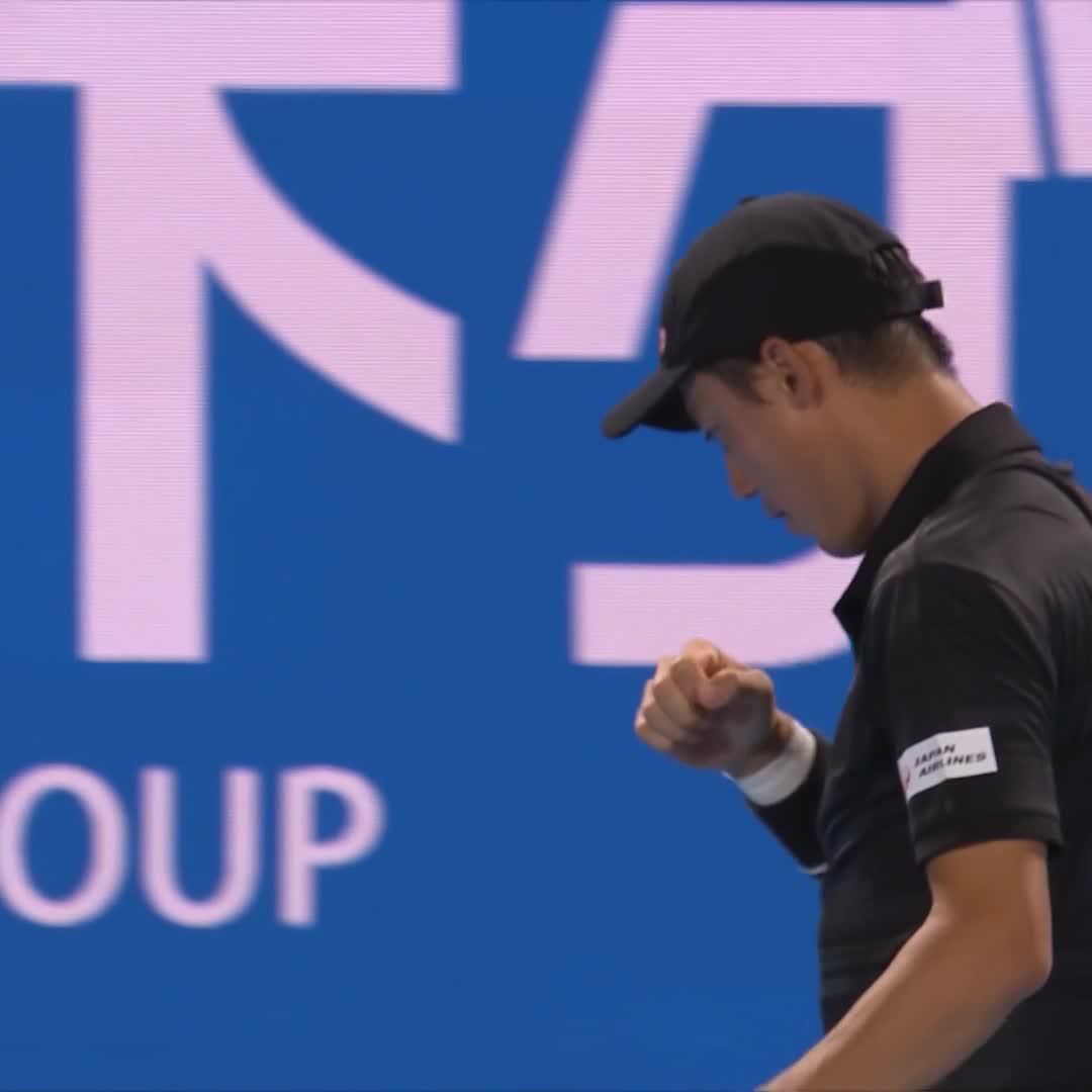 錦織選手のトレードマークである両手バックのダウンザライン。相手にボールを追いかける暇すら与えないライジング凄すぎる