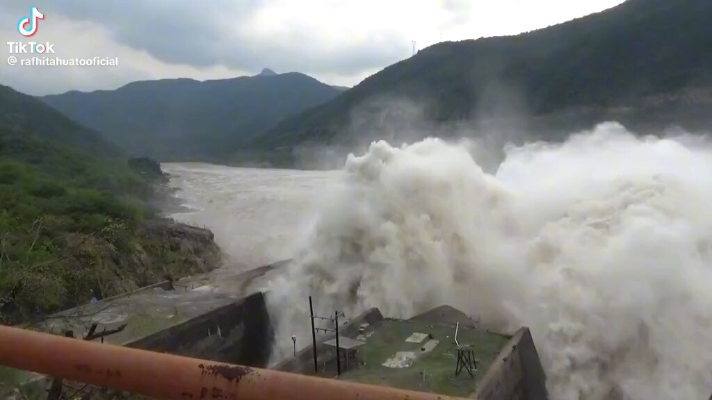 ¡A PUNTO DE DESBORDARSE! Así se encuentra la presa de Infiernillo. 😱🌊