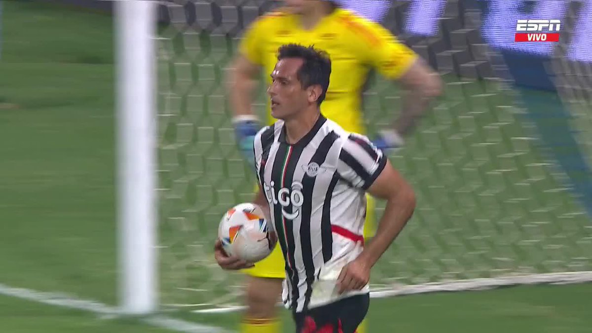 43 AÑOS Y ESTE HISTÓRICO GOLEADOR SIGUE PAGANDO CON GOLES. Furibundo cabezazo de ROQUE SANTA CRUZ para el 1-1 final en Belo Horizonte... ¡no le alcanzó a Libertad!