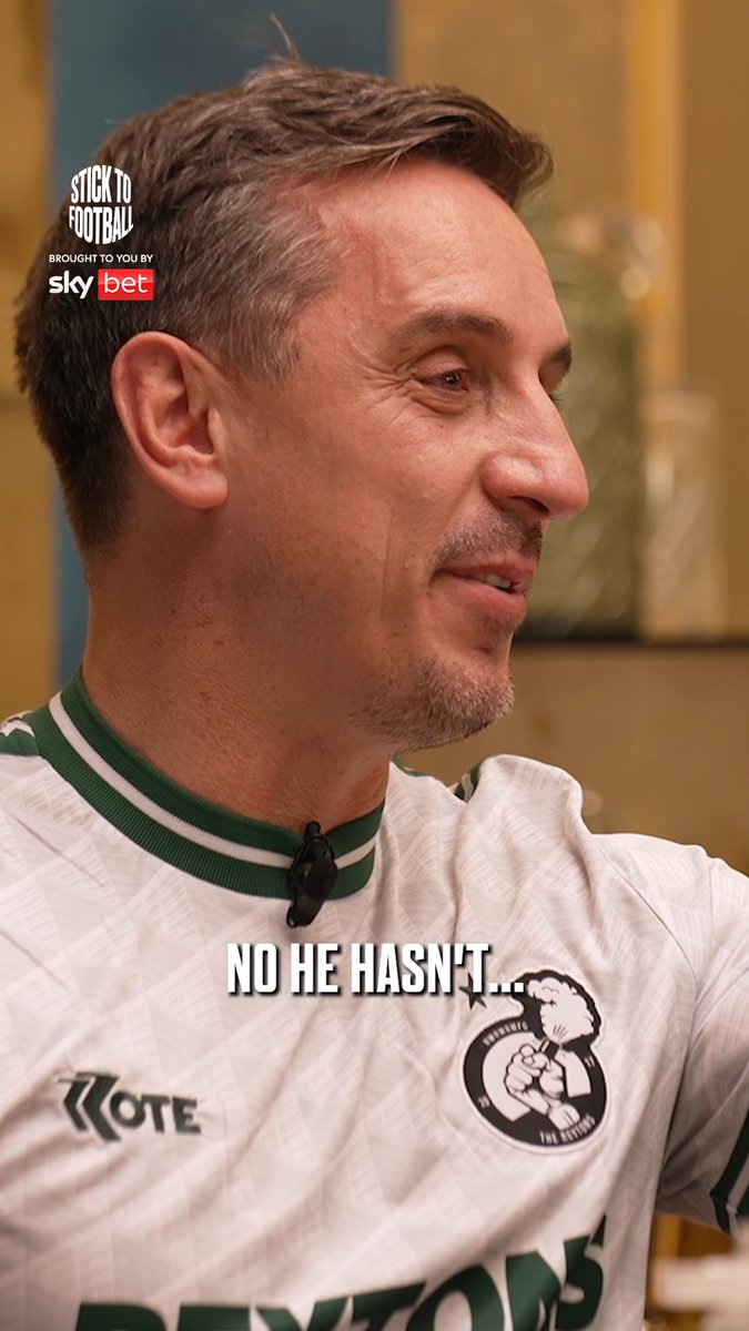 🎥 - Gary Neville telling Roy Keane to bring out his phone: "Honestly, you need to see this. It literally makes me wince every time. It's an iPhone -4." Ian Wright: "It's the prototype." 🤣🤣