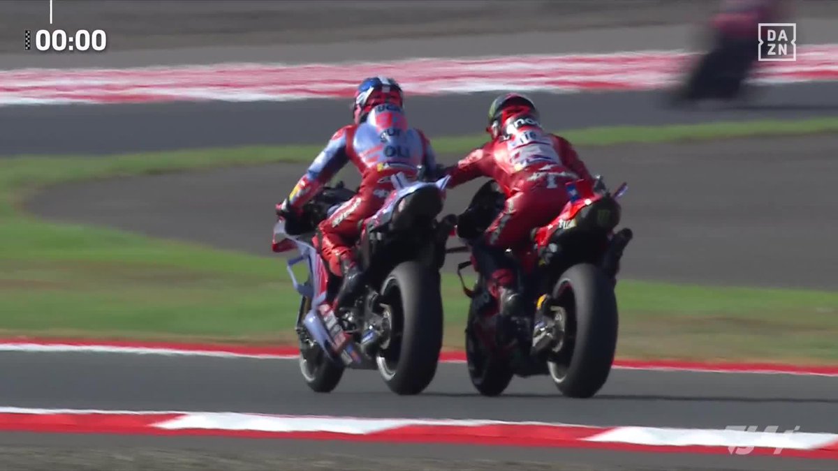 VAYA IMAGEN 😬 La moto de Pecco Bagnaia se paró... ¡Y tuvo que ser remolcado por Marc Márquez! En el box de Ducati todo eran risitas 🤣 #IndonesianGP 🇮🇩 #MotoGP 🏁