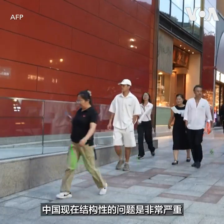 中国十一长假在即，上海市政府宣布，将自9月28日起发放总额5亿人民币(约美金7,122万元)消费券，以刺激服务业景气，但上海市民似乎并不领情，因消费券使用设限，如“满额折抵”、“先到先领”等，遭网民大批毫无诚意。学者认为，上海消费券的性质接近“折扣券”，既非普发、又设定消费门槛，恐效益有限。