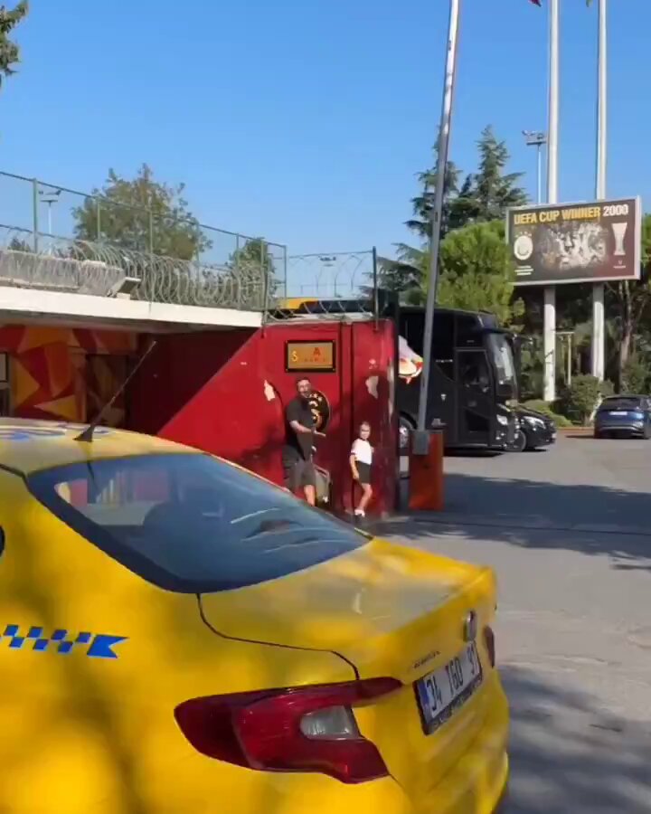 Cenk Ergün'ün Galatasaray'dan ayrılmasının ardından Sabri Sarıoğlu Florya'yı ziyaret etti.