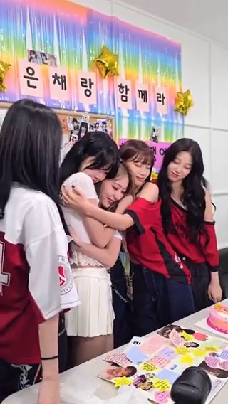 LE SSERAFIM brought a cake and comforted eunchae, eunchae crying 😭😭💗