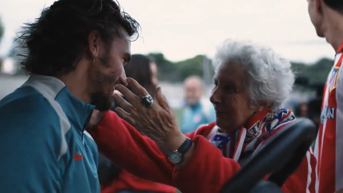 Après qu’une photo d’un couple de personnes âgées dans le métro avec un maillot de l’Atleti ai été partagé sur X, le club a décidé d’inviter le couple à l’entraînement pour rencontrer les joueurs. 🥹❤️ Orgullosos de nos ser como vosotros ✨