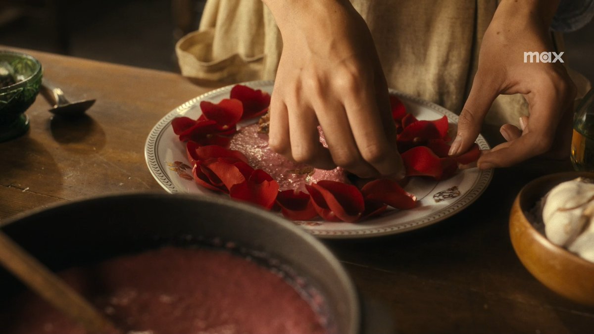 Un romance prohibido con el fuego y la pasión suficiente para quemarlo todo #ComoAguaParaChocolate La nueva serie HBO Original, basada en la novela de Laura Esquivel, se estrena el 3 de noviembre en Max.