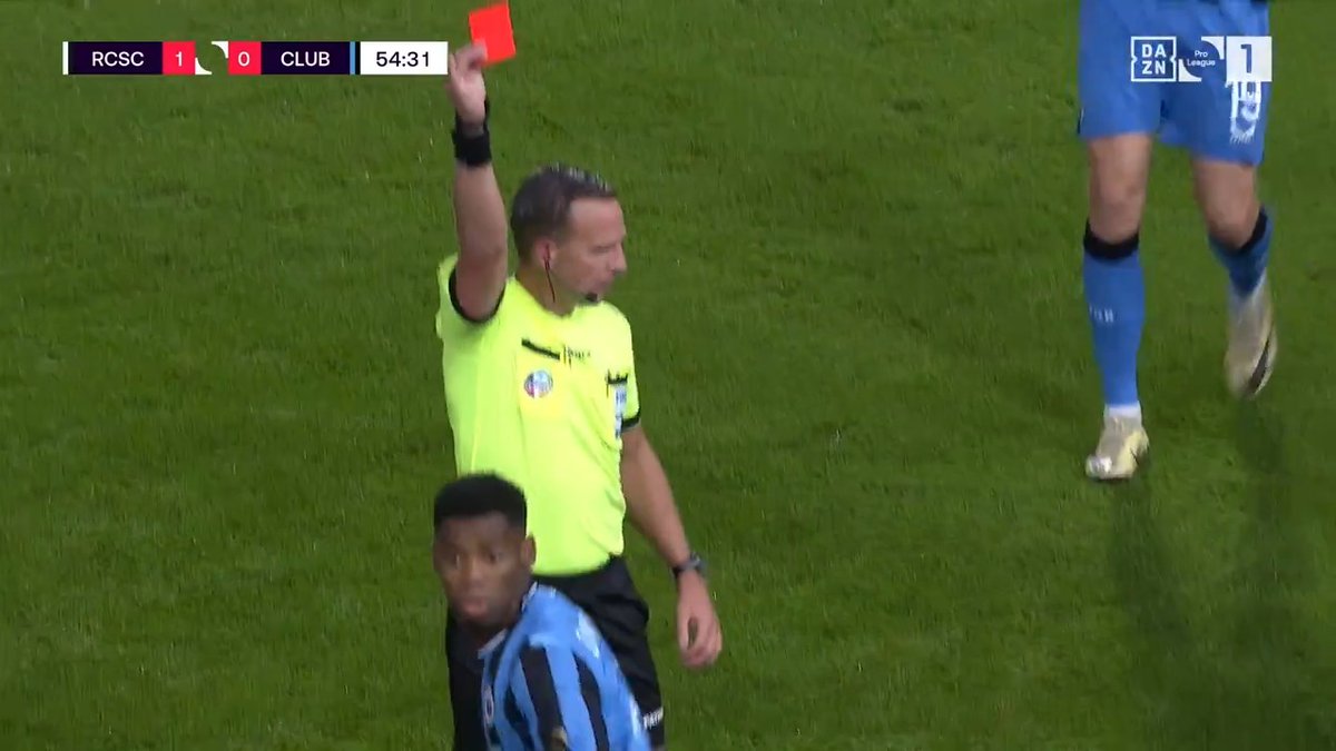 🟥 | De scheids haalt de rode kaart tevoorschijn voor deze fout van Raphael Onyedika. 🤔 #CHACLU