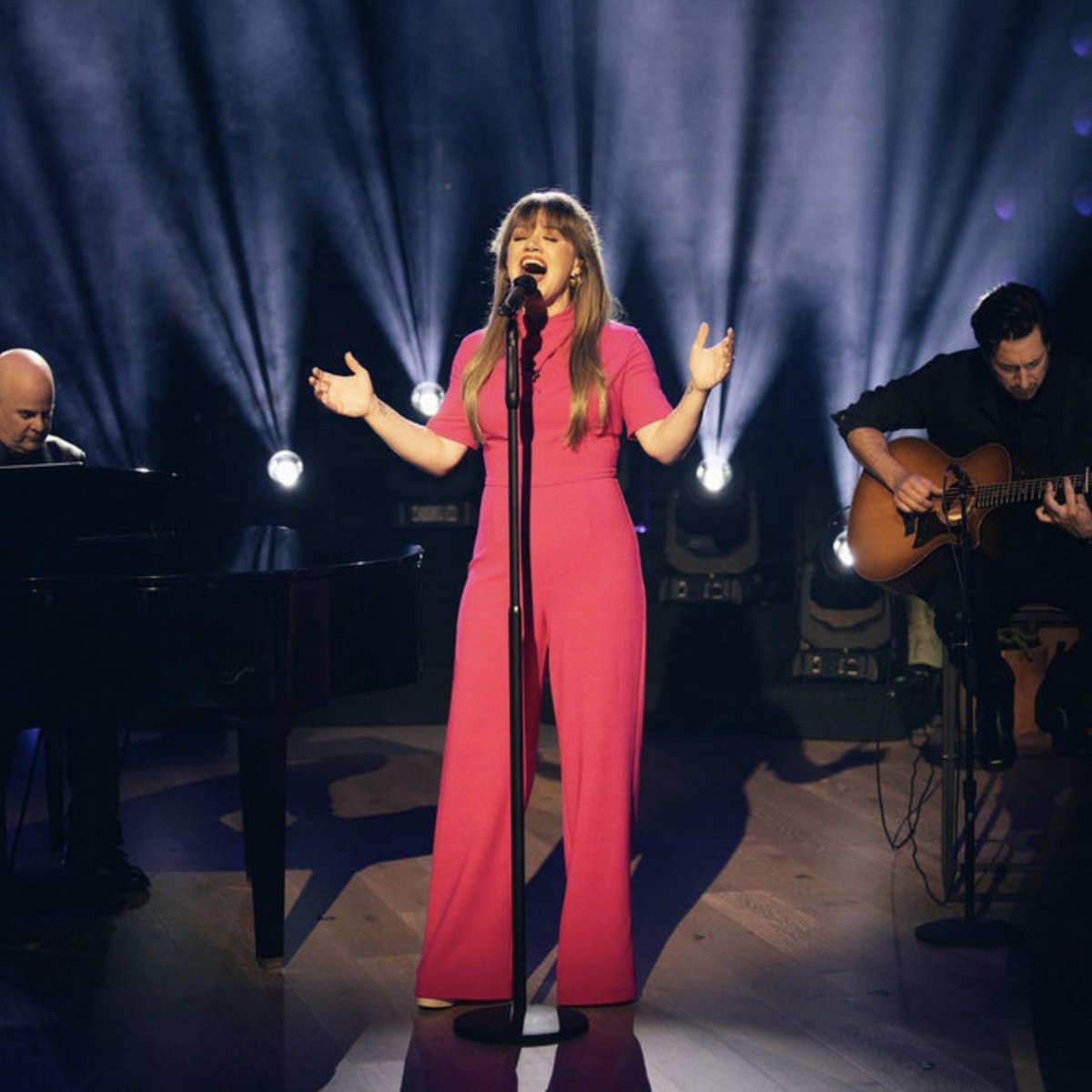 Kelly Clarkson singing "My Heart Will Go On" is UNREAL. One of the few who can really do justice to a Céline Dion classic. Those vocals were powerful, emotional, and straight-up flawless. She understood the assignment and NAILED it. Céline would be proud 🥺