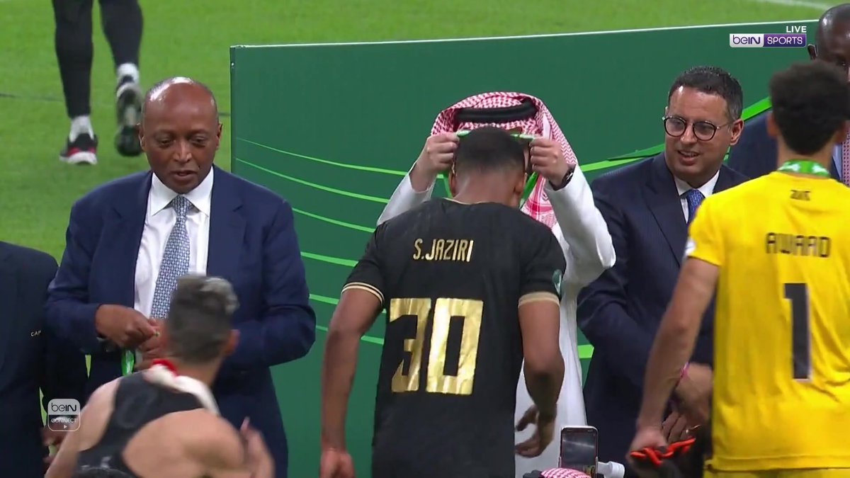 #الزمالك يضمن رقم تاريخي عالمي بعد الفوز ب #السوبر_الافريقي على الأهلي. الملكي هو النادي الوحيد بالعالم الذي يفوز بالبطولات على مستوى الألعاب الجماعية الأربعة الكبرى في ٥٧ موسم تواليا منذ موسم ٦٨-٦٩ وحتى موسم ٢٤-٢٥ The Royal Streak is unbreakable!🏹