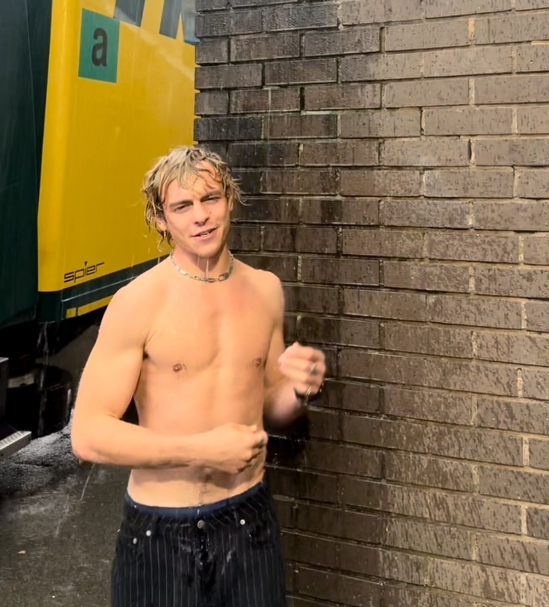 “Venue showers aren’t working today, so…sometimes you gotta make do 🤷🏼♂️🚿” -Ross Lynch in Birmingham, England - September 26 📹: thedriverera on TikTok